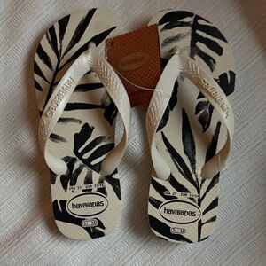 NWT! Havaianas Palm/Floral Print Flip Flops in Cream with Black